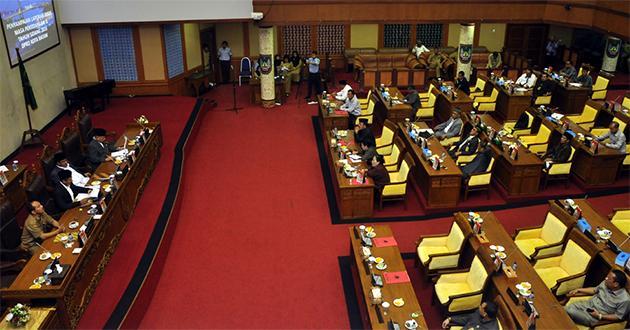 163SUASANA SIDANG PARIPURNA.jpg